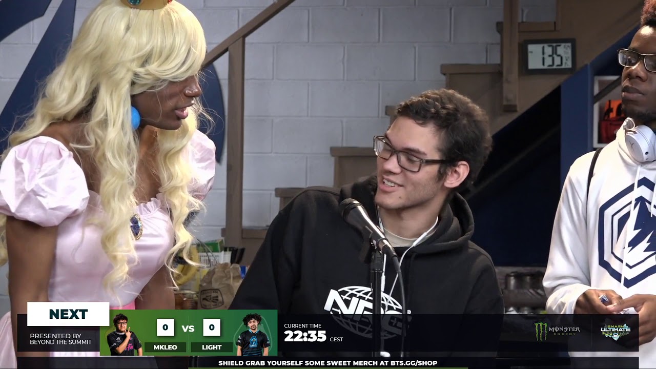 Nairo asks Samsora about his cosplay