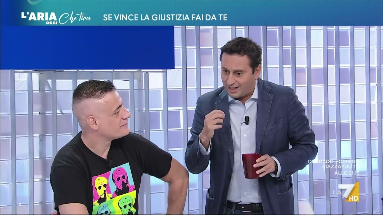 La mossa di Cicalone per bloccare David Parenzo, che tossisce e beve un bicchiere d'acqua: 