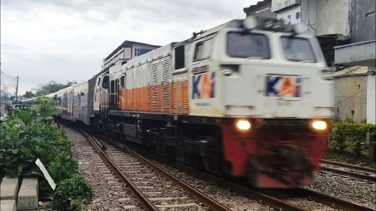 NONTON KERETA API DI PERLINTASAN CIMINDI 