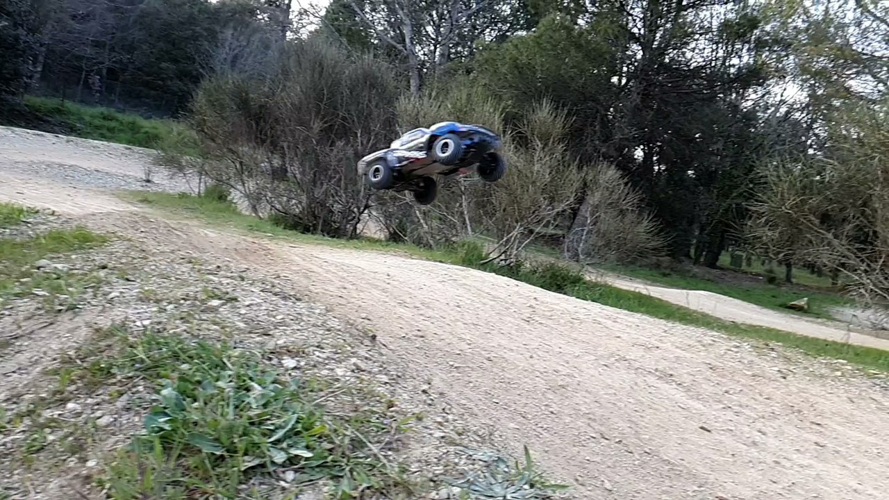 TRAXXAS slash 2wd VS slash 4x4 ultimate ( first run )