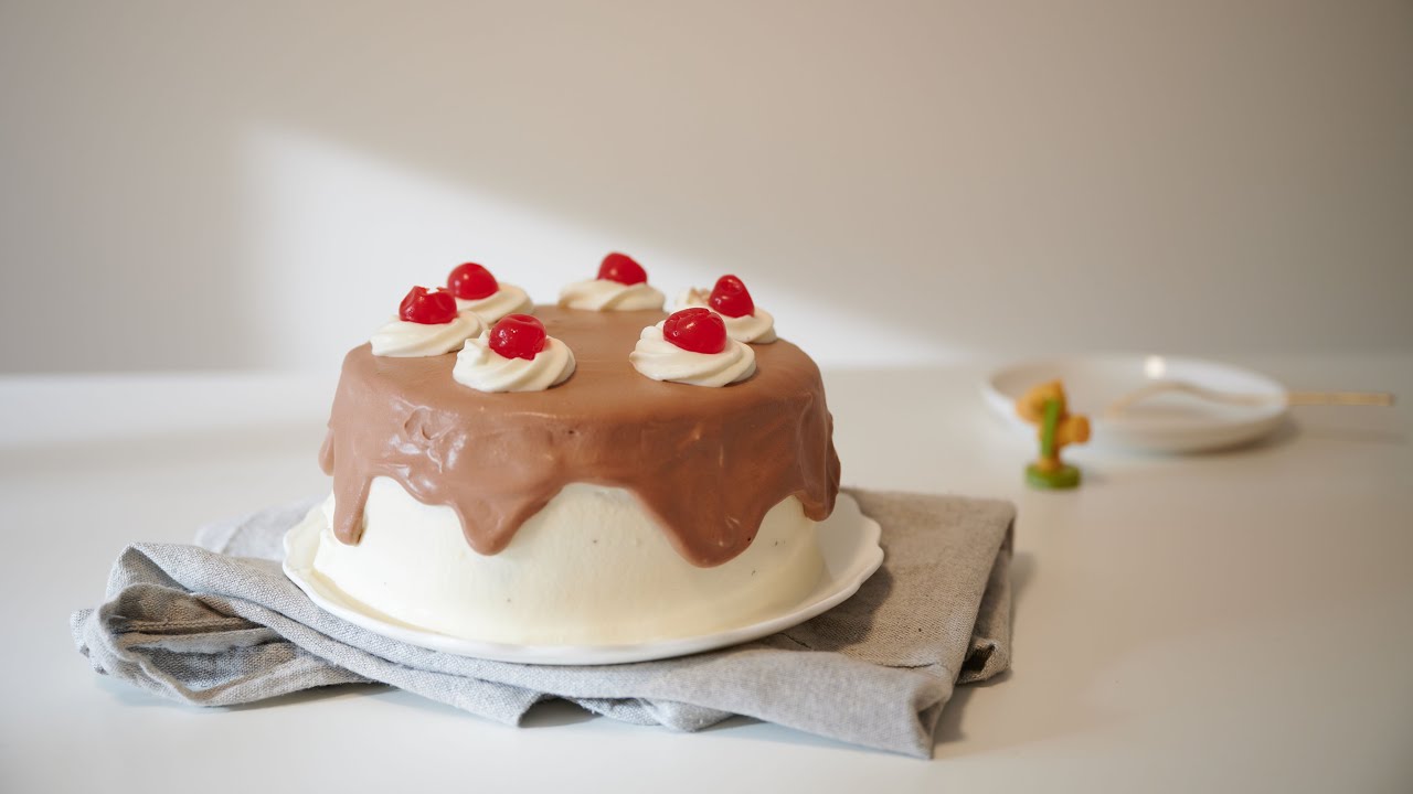 Black forest cake with soft cherry jelly 🍰