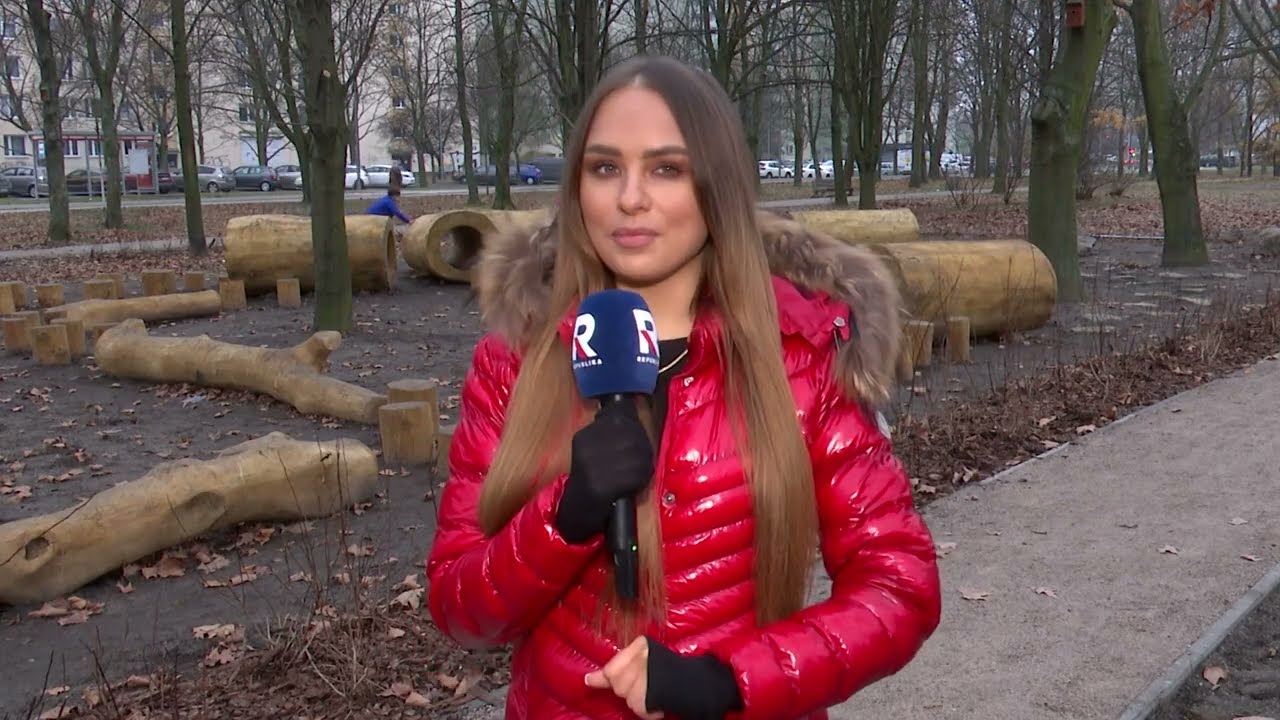 ZOBACZ! Tak wygląda plac zabaw za P&Oacute;Ł MILIONA. Warszawa zaskakuje - wydrążone drzewa, dzieci brak