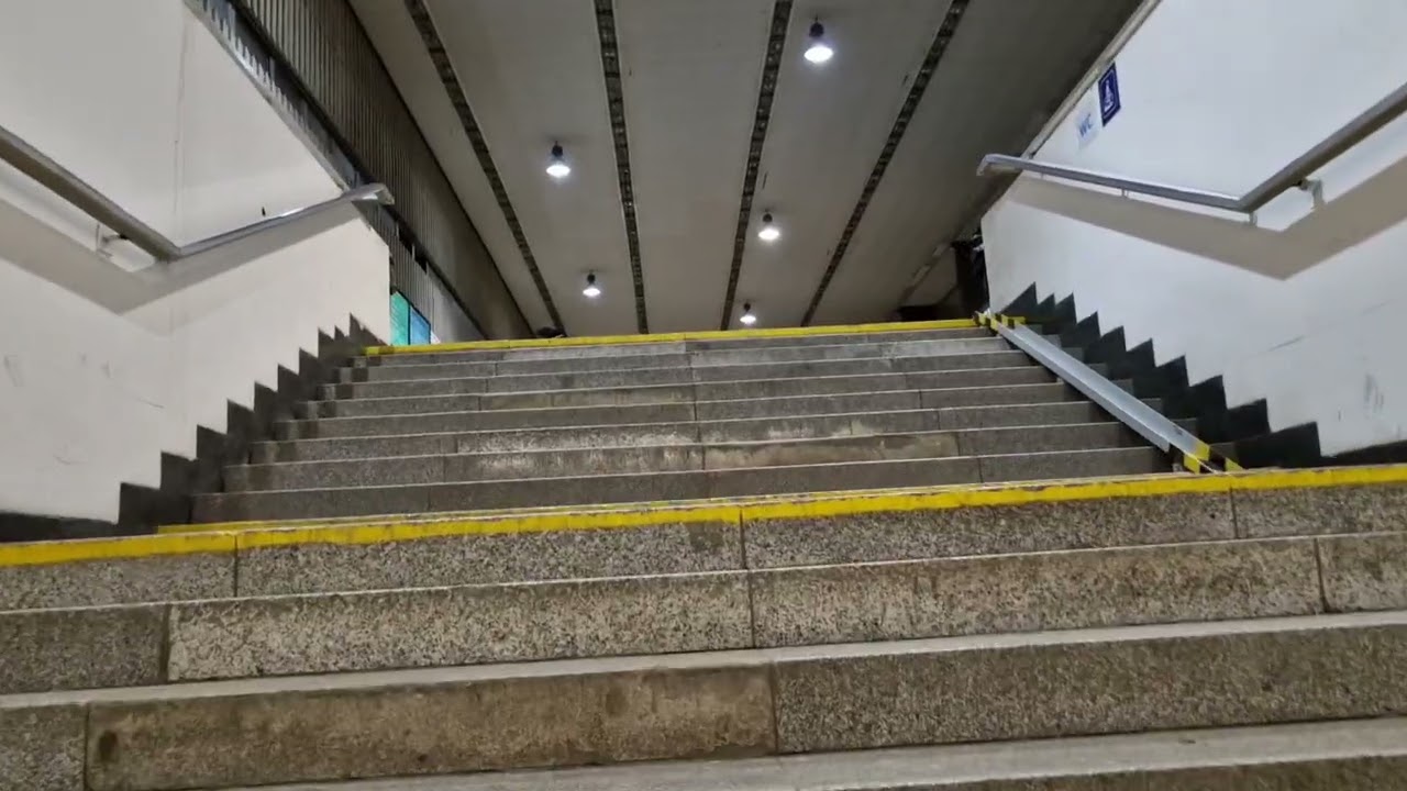 SZOLNOK VASÚTI ALULJÁRÓ, VASÚTÁLLOMÁS BELÜLRŐL ÉS ESTE KÍVÜLRŐL. 