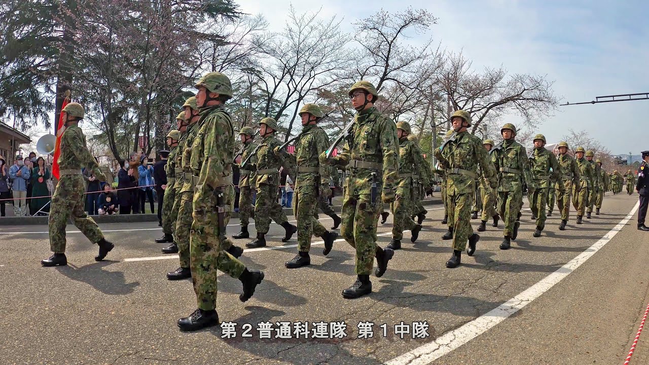【陸上自衛隊】高田駐屯地 自衛隊市中パレード 2024（ローアングル撮影）第2普通科連隊・第5施設群｜82式指揮通信車・軽装甲機動車・高機動車等が参加｜新潟県上越市 第99回高田城址公園観桜会