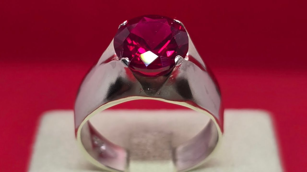 Fabrication d'une bague en argent sertie d'une pierre rouge sang de pigeon. 