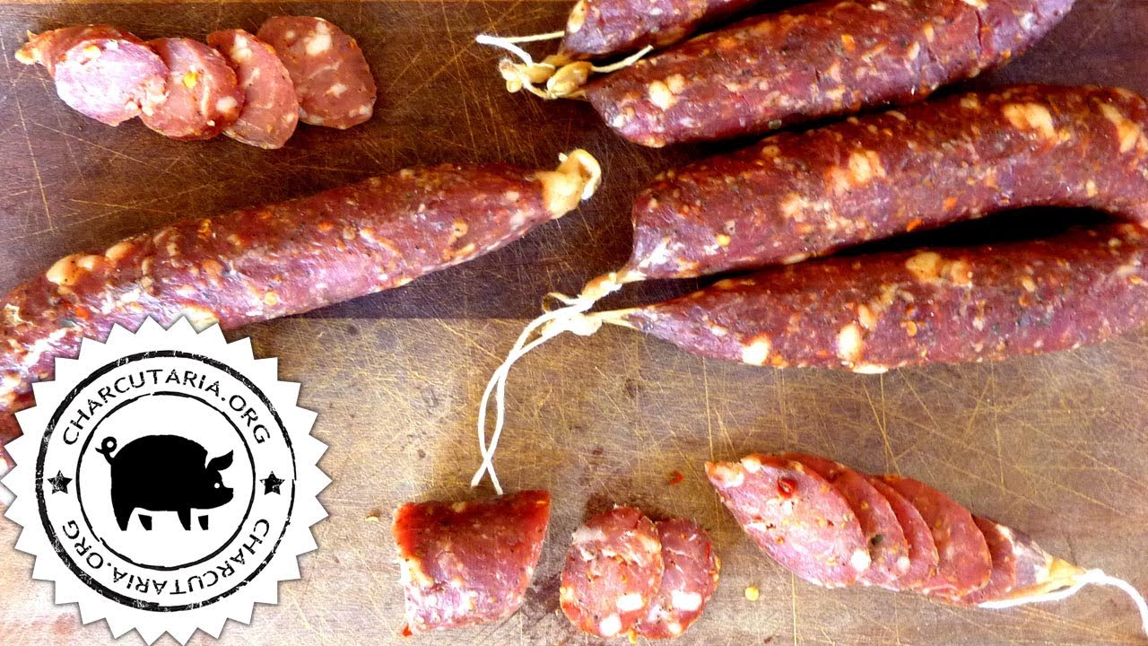 Пряный, острый, вкусный, его можно приготовить дома. Попробуй. Сухая колбаса из красного перца.