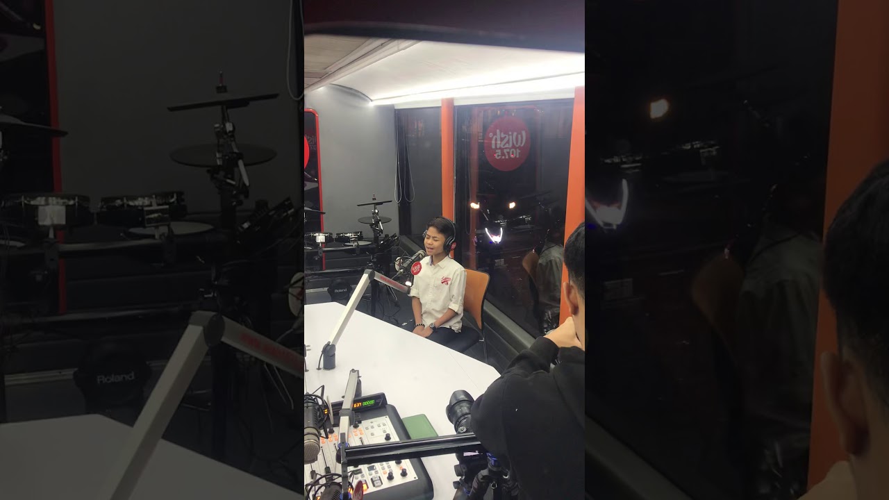 Vanjoss sings You Raise Me Up in Wish 107.5 Bus
