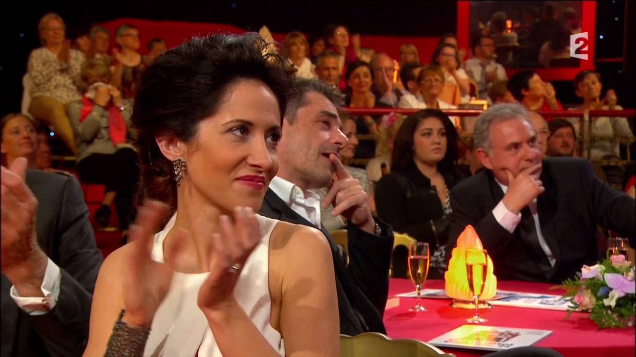 Le décolleté ultra hot de Fabienne Carat dans Le plus grand cabaret du monde