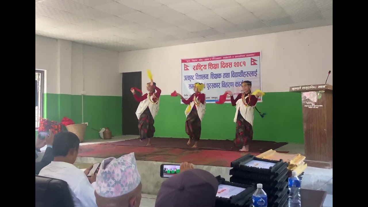 Cover Dance By Shree Tribhuwan Secondary School (Din Dinai Vhetnalai Audena)❤️🥰