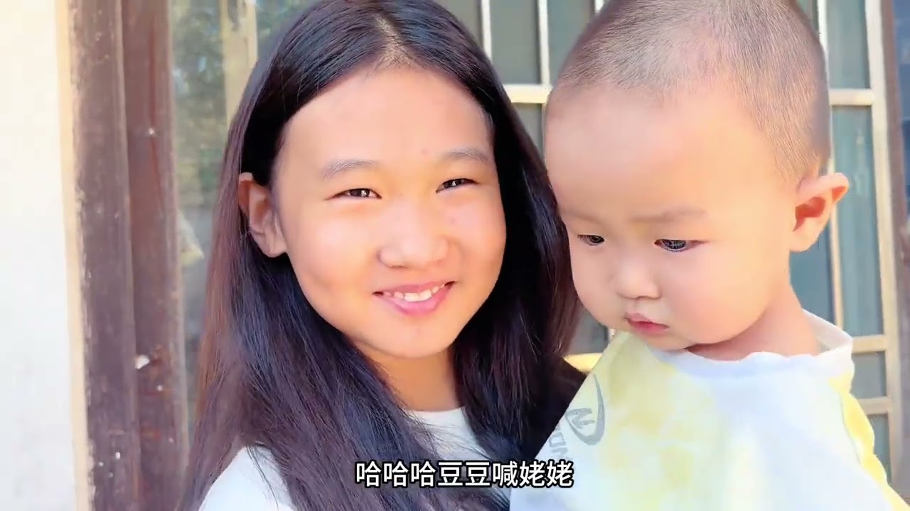 暑假快要结束了，一家人准备去海边玩，推开门被女儿的妆容惊呆了，妈妈吐槽了几句女儿直接破防了！