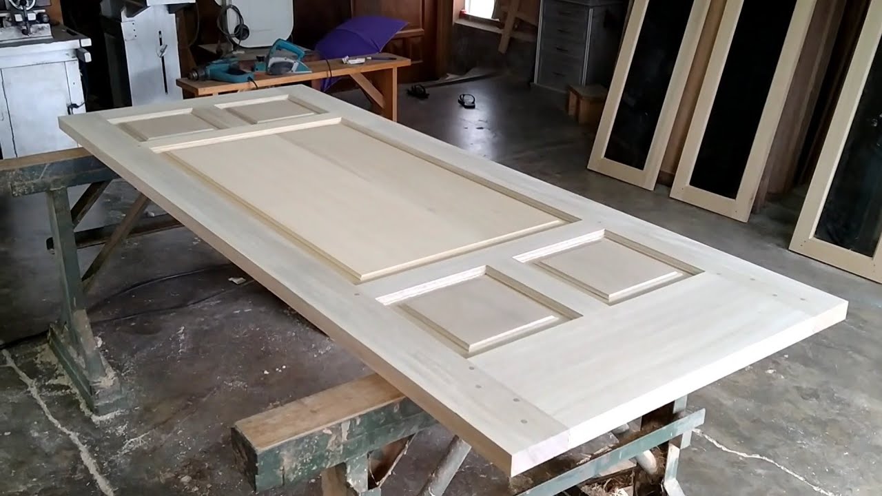 keseharian tukang kayu membuat pintu kayu model yang tak pernah punah
