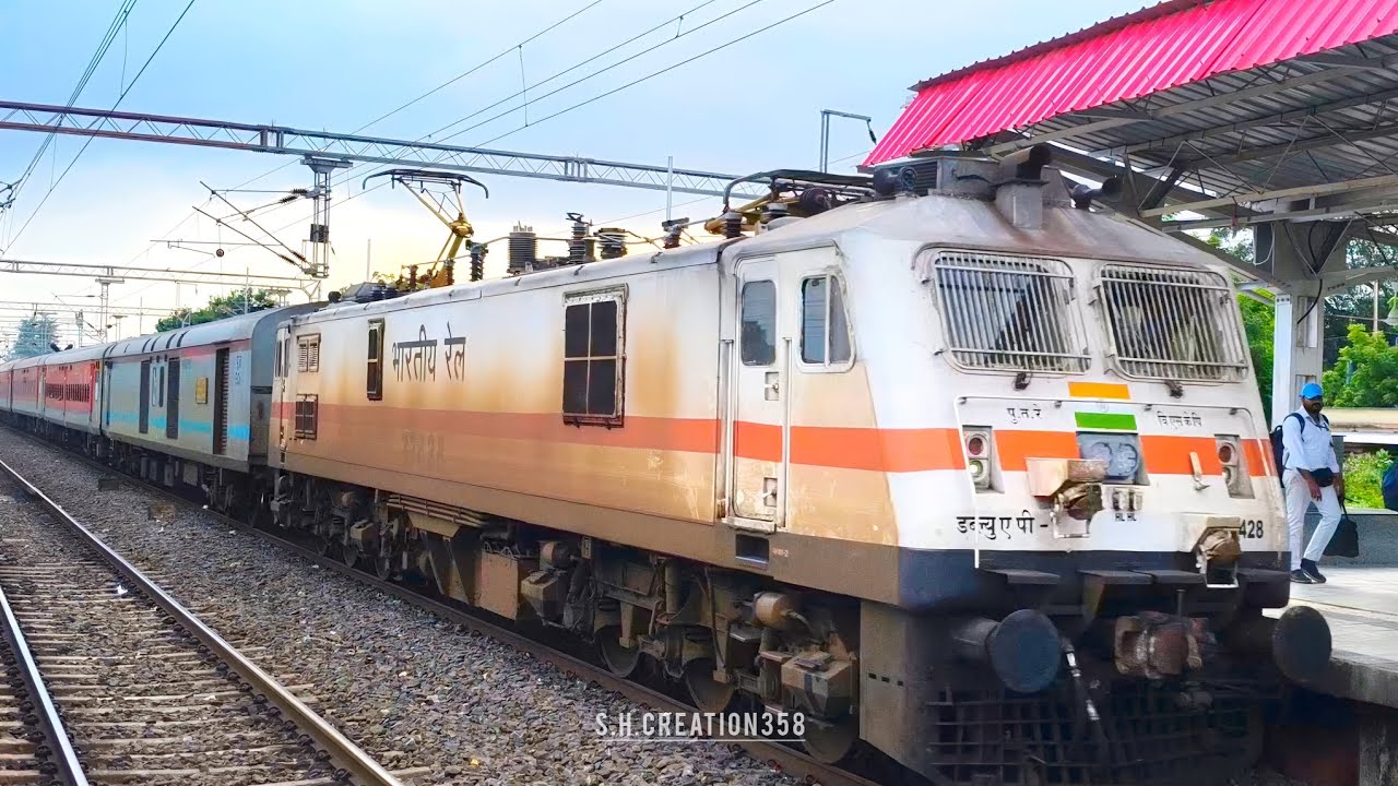 | High Speed Train 🚂 Action 💨 | Station se Passing Shot | Real Sound 🔊 | #viralvideos 