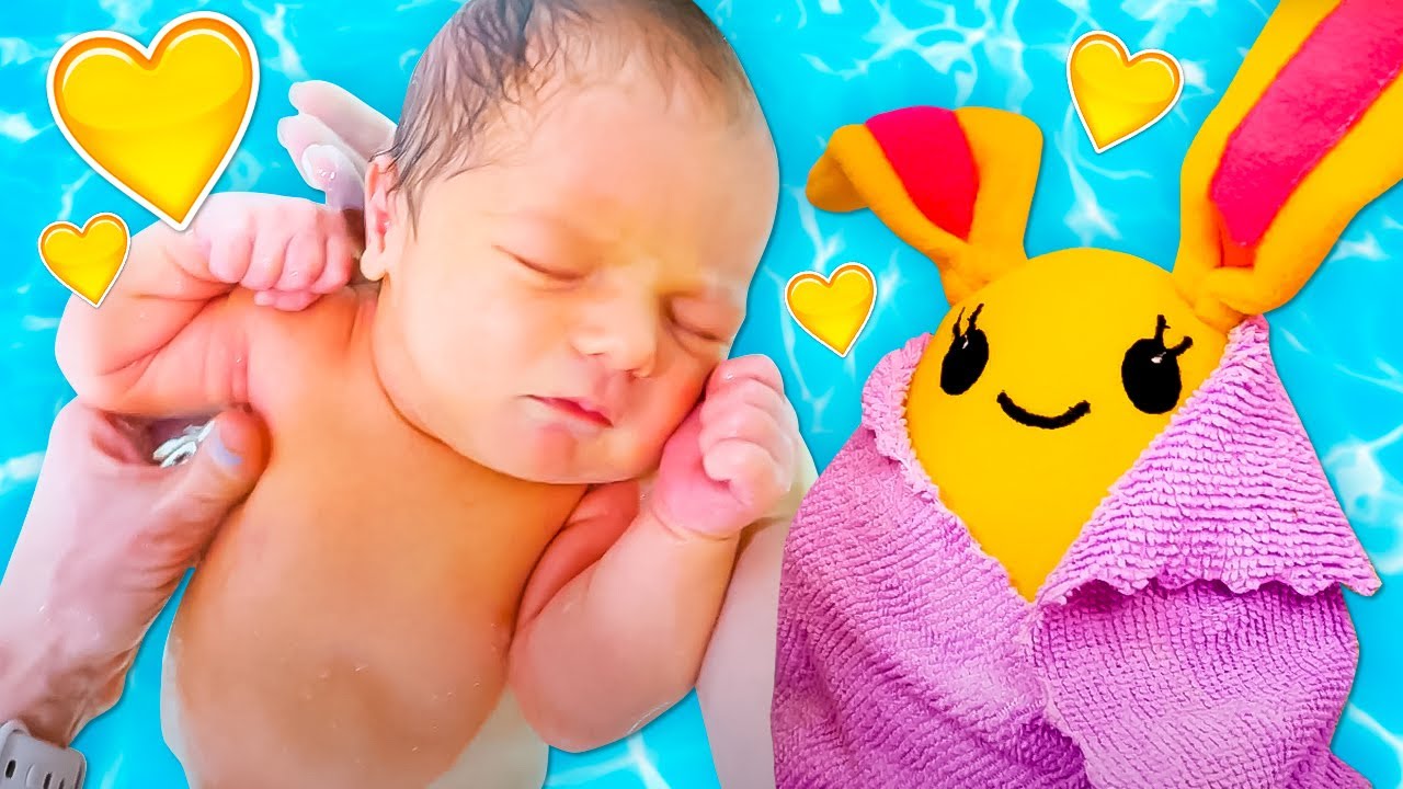 Facciamo il bagnetto ai pi&ugrave; piccoli. Una mamma per Lucky. Video con i giocattoli e il bimbo neonato