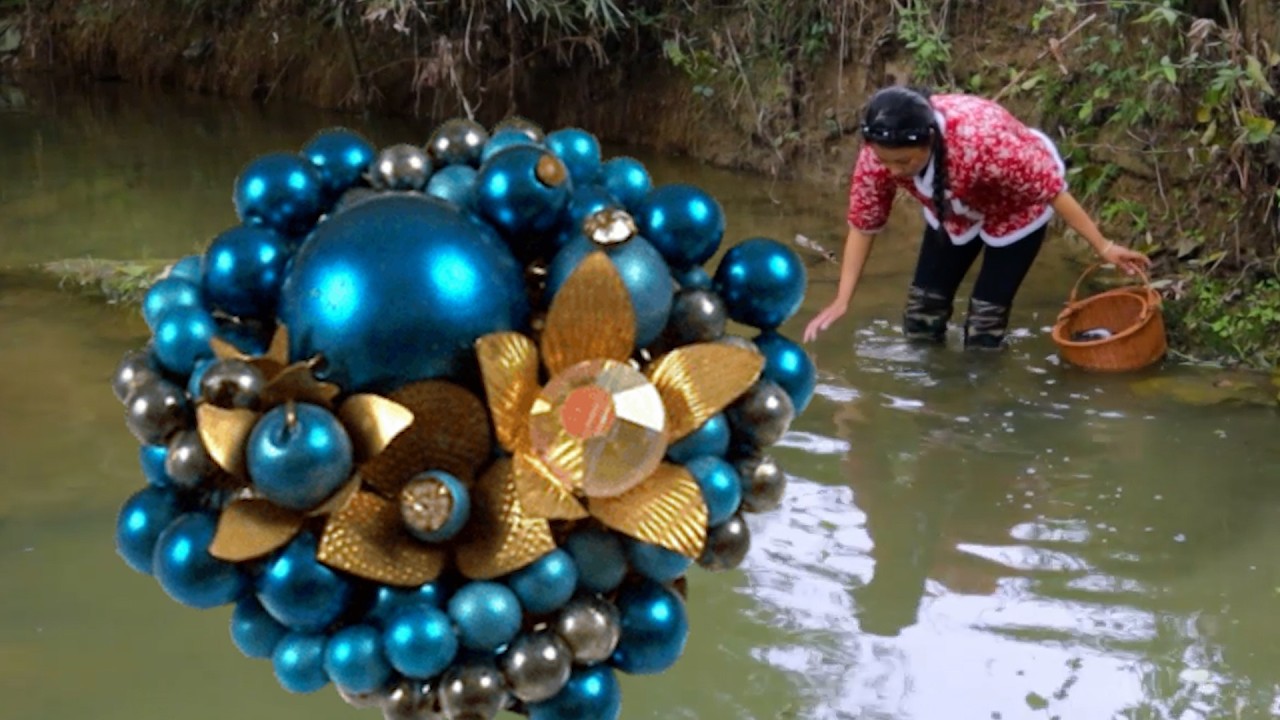 Unveiling the mysterious veil beneath the spring, the girl discovered a mutated clam with jewelry!