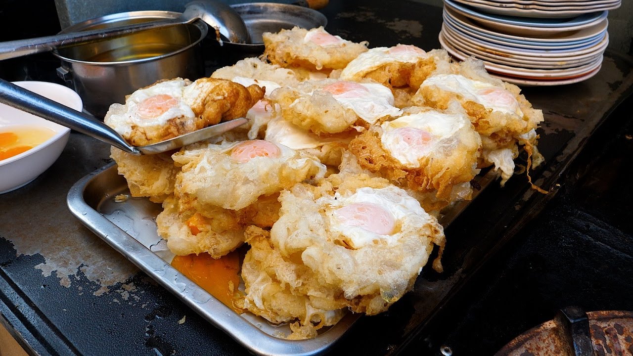 Жареное яйцо с морепродуктами и омлет с устрицами - Маканан Джаланан Таиланд