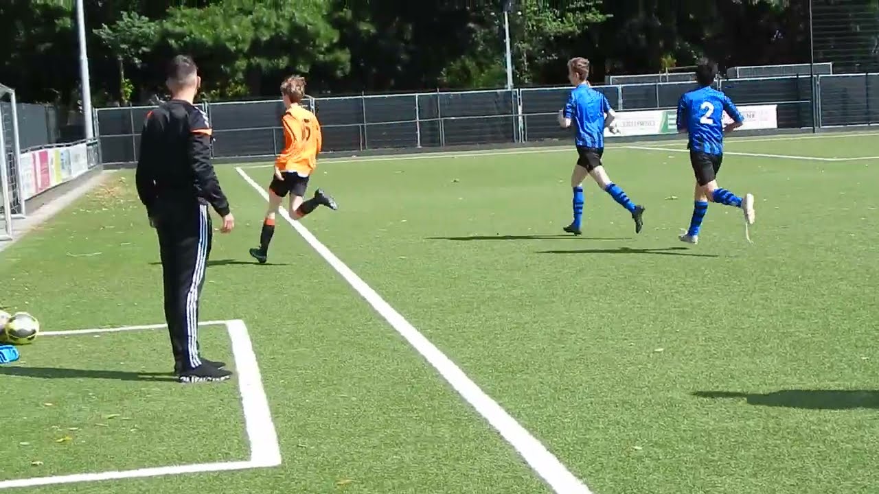 Keeper De Meern onderschept de bal met een mooie duik.