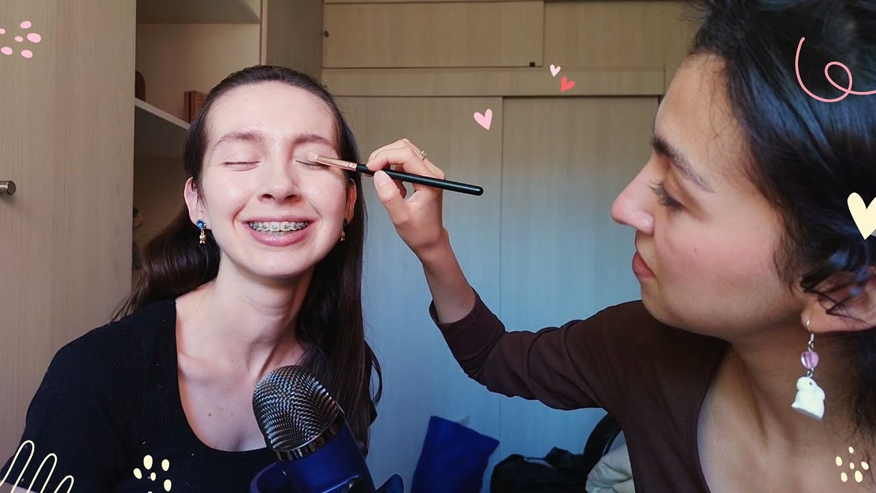 Mi hermana me maquilla 🤭 | ASMR soft spoken