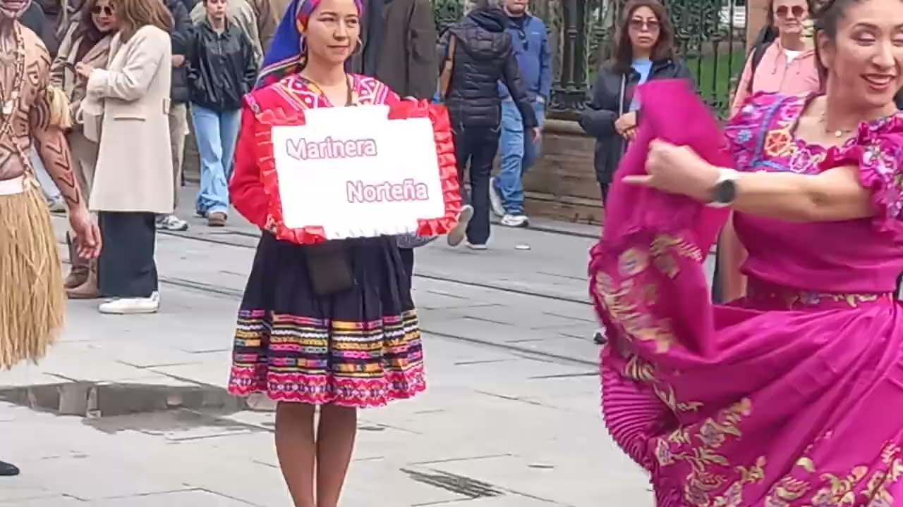 Morenada en Sevilla – Comparsa Intocables (Cabalgata en Directo) Parte 2