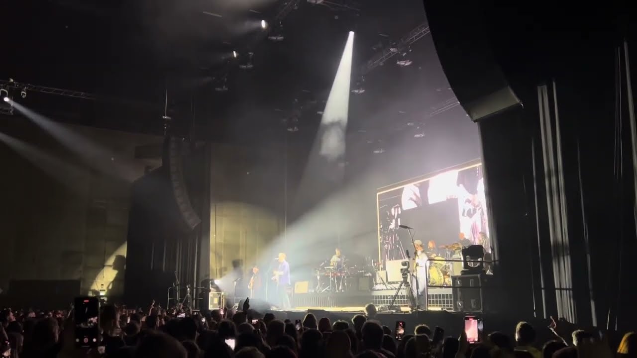 Sam Fender - People watching 2025 tour, live in Amsterdam, 18 maart Afas life