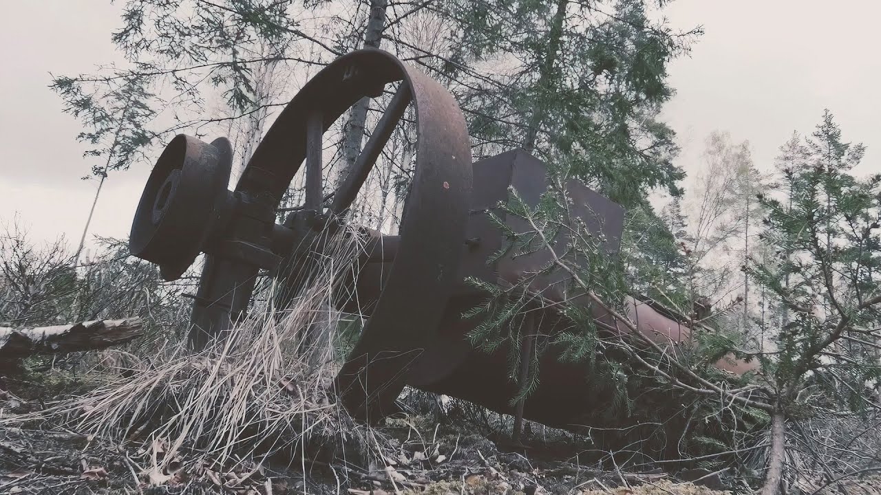 Gamla maskiner och räls i skogen