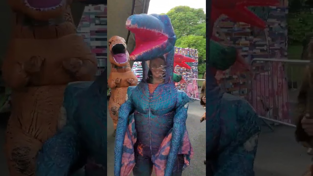 Parade #inflatable #dinosaur #dinos #dancing #howdobean #dinofun