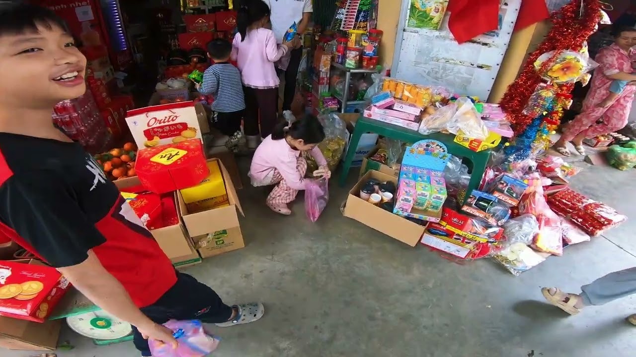 CÁC BẠN NHỎ ĐI CHƠI TẾT QUANH LÀNG