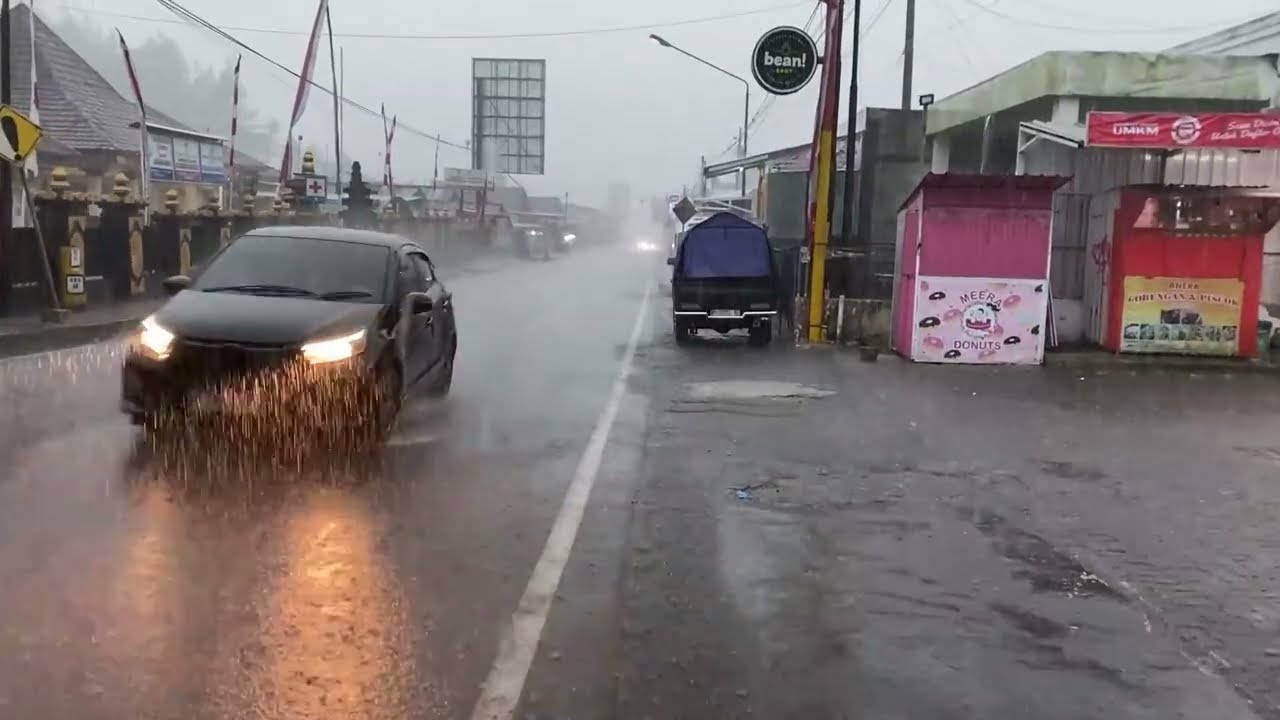 УЖАСНО КРАСИВЫЙ ливень 🌧️ Сильный гром и дождь в Индонезии ⚡Снотерапия, избавление от бессонницы