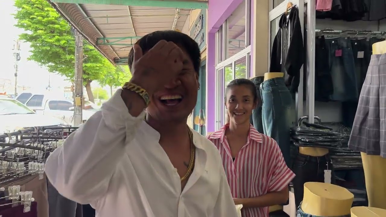 พาสาวแนน มาเลือกซื้อเสื้อผ้า หลังจากไปรับเธอออกมาจากโรงบาล 