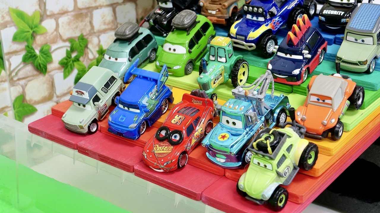 Disney Pixar Cars ☆ Various Cars miniature cars roll down a colorful slope and fall into the water!