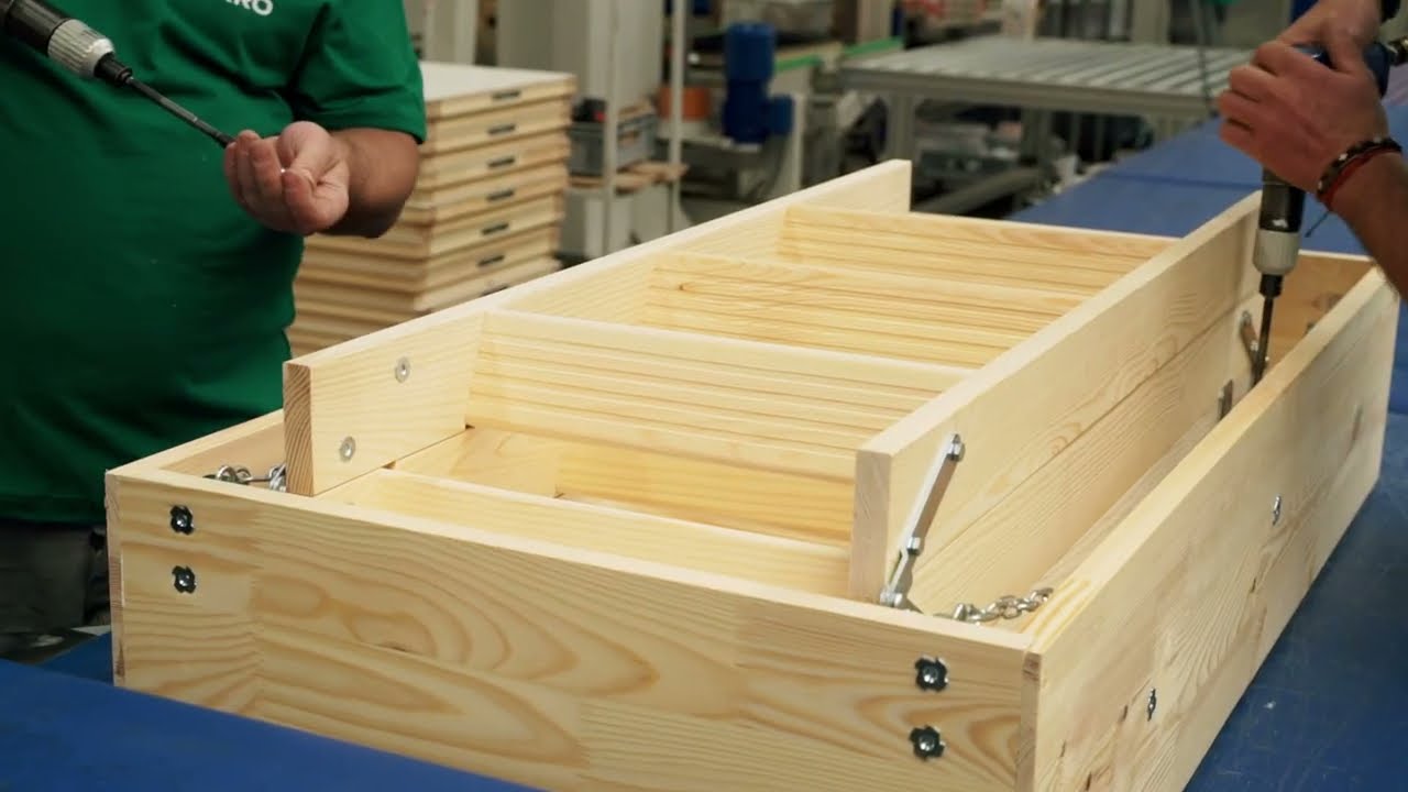 FAKRO p&ouml;&ouml;ningutreppide tootmine samm-sammult