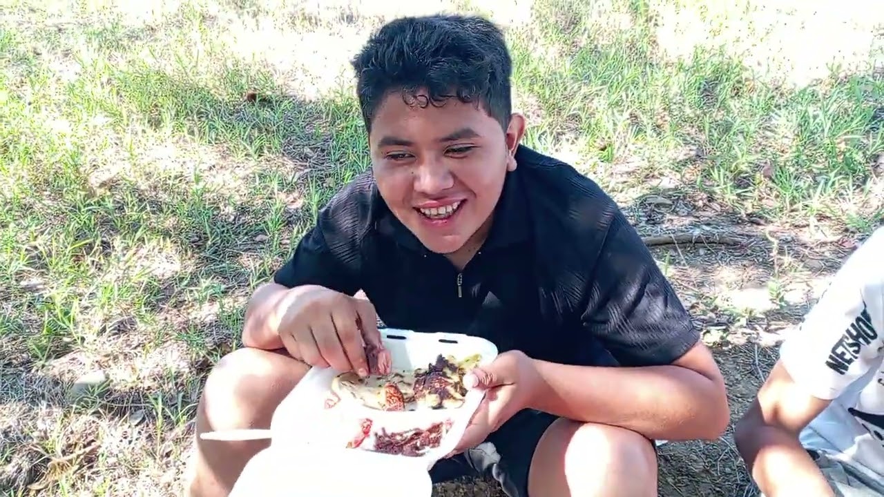 Comiendo 😋 pechuga ala plancha con los amigos 😃🤠