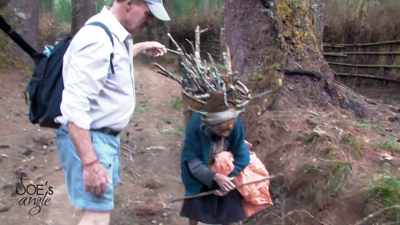 Helping a sweet APATANI old lady collecting wood in Hari Village, Ziro Valley (India) - uncut video