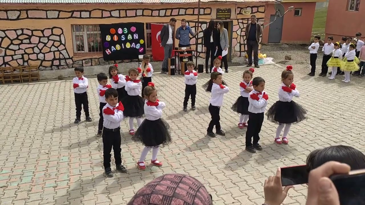 23 Nisan sev kardeşim gösterisi