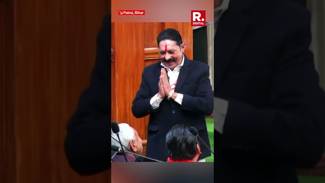 Anant Singh Touches CM Nitish Kumar&rsquo;s Feet