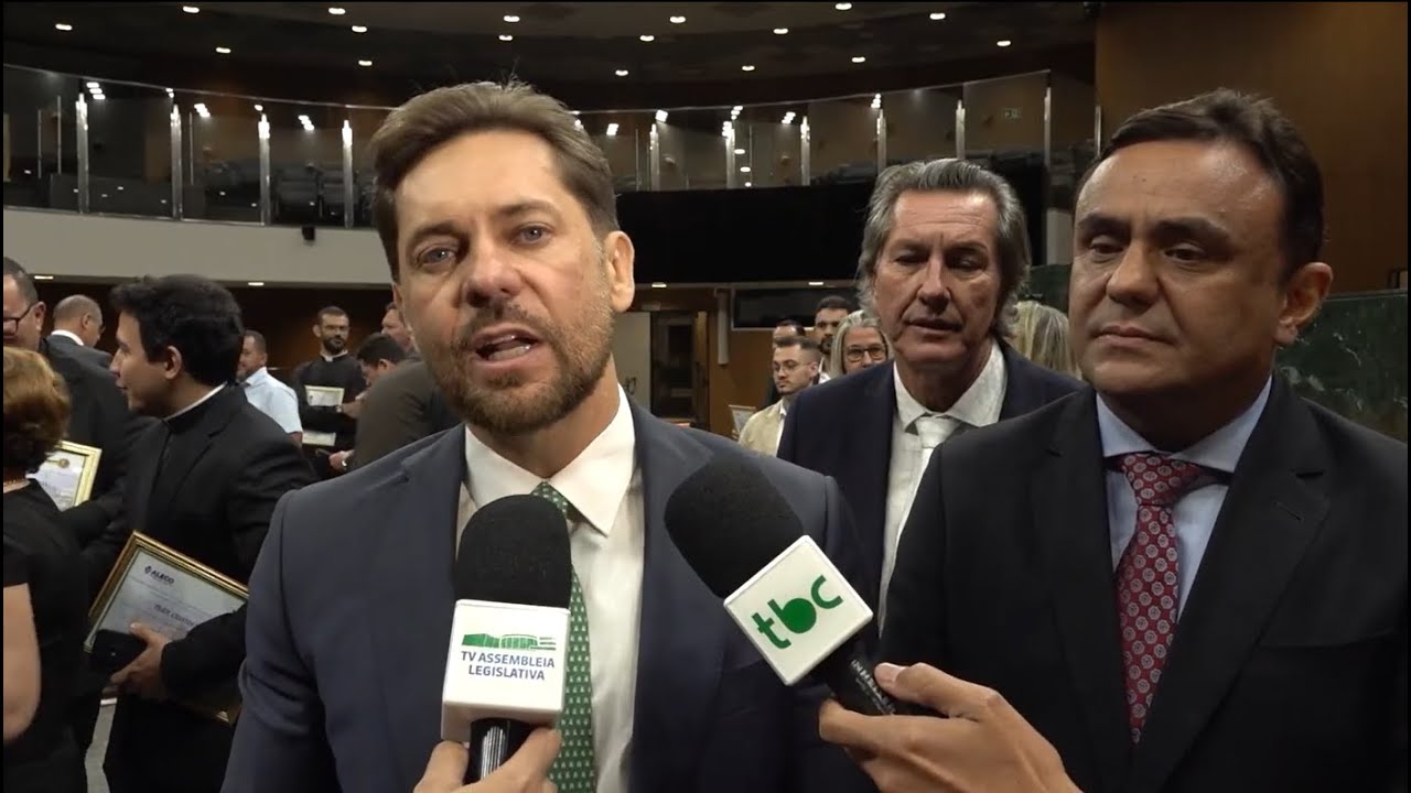 Homenagem aos padres e bispos em sessão inédita