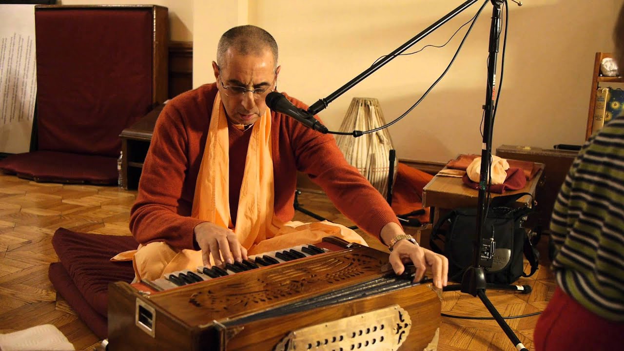 Niranjana Swami chants Hare Krishna