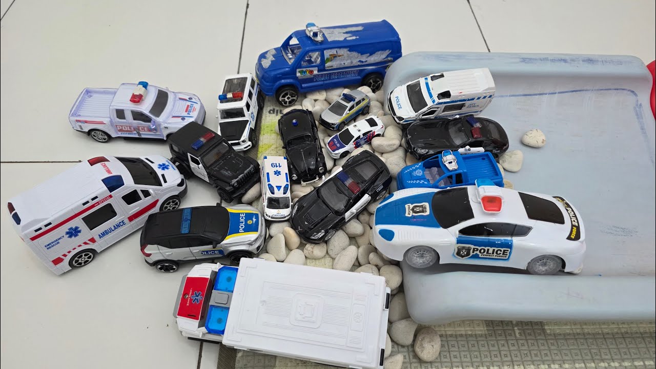 Bermain Mobil Mobilan Polisi dan Ambulans (Police and Ambulance Car Toys Series)