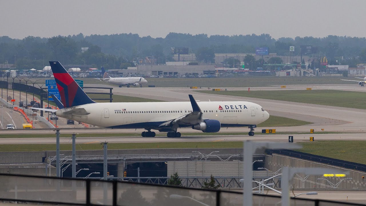 22 Airplane Takeoffs at Detroit Metro Airport!