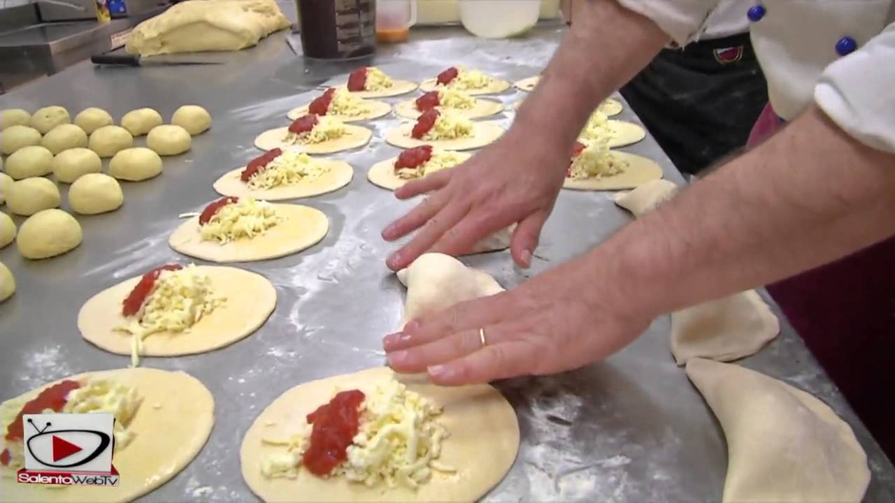 Gli sfizi di mezzogiorno: la video ricetta del calzone leccese