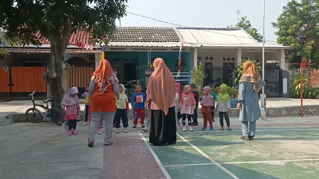 Loncat loncat biar cepet tinggi.... Hehe