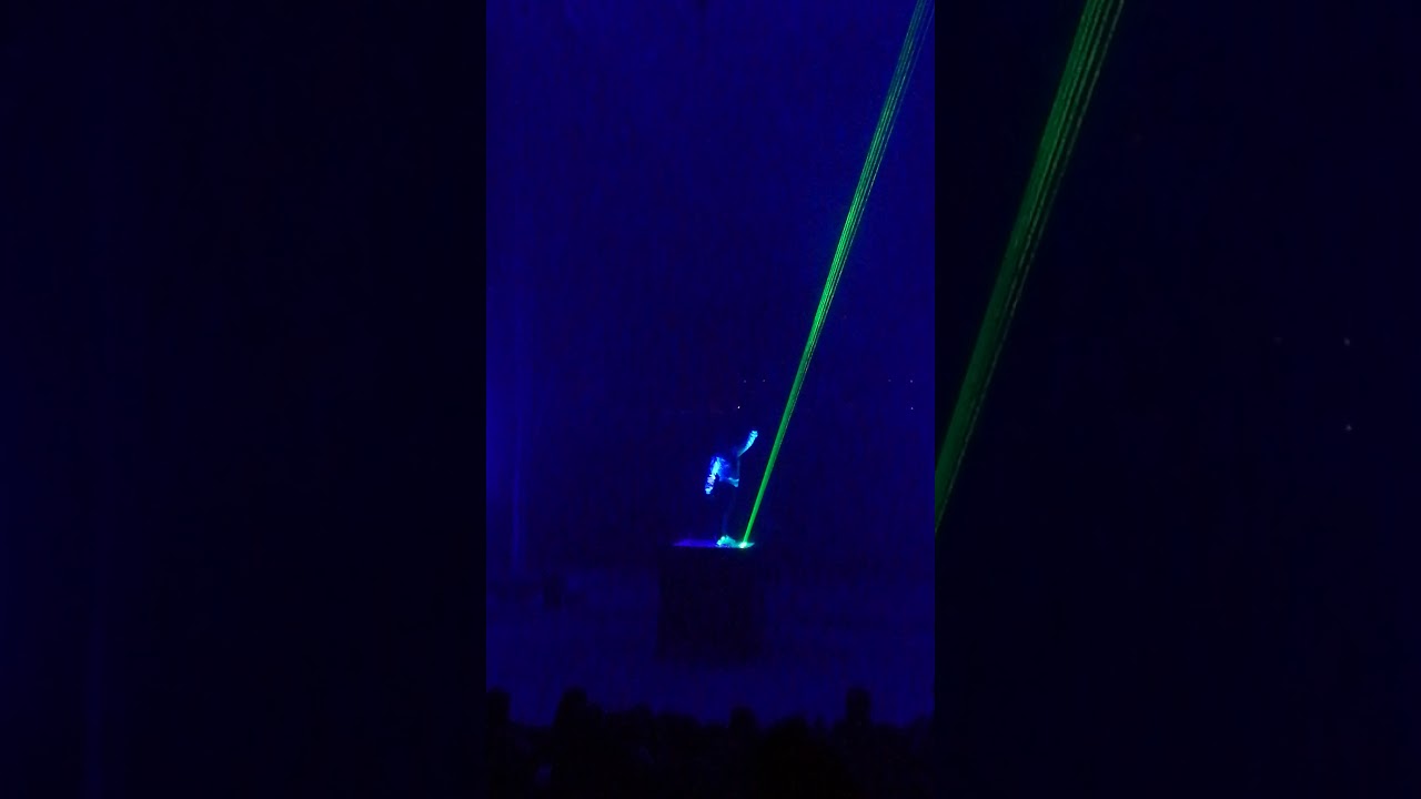 Electra femme laser et les danseuses du Cirque Falck 2018