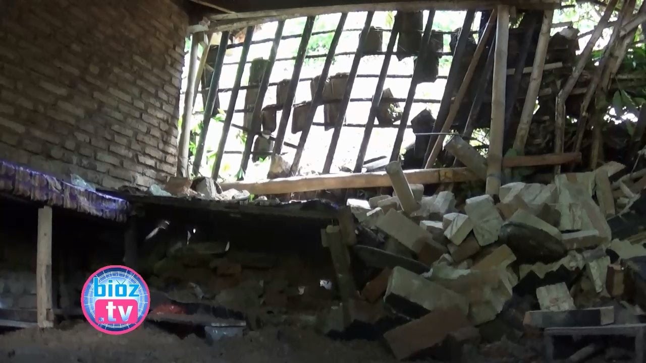 Rumah Warga Di Kecamatan Bendungan Trenggalek,  Jebol Diamuk Tebing Longsor - bioz.tv