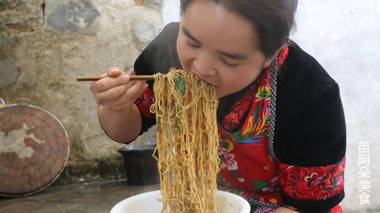 苗大姐两块方便面，一块肉，鸡蛋，蔬菜炒大碗，吃得太香