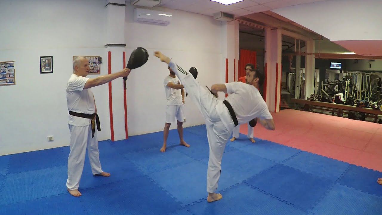 Esercizi di gruppo con i colpitori - Taekwondo