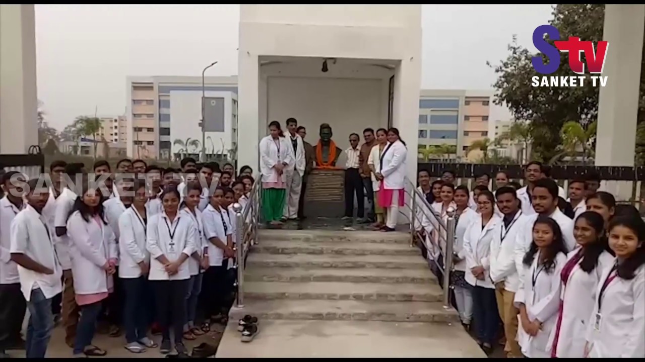 Odisha : Medical College students pay tribute to Fakir Mohan in Balasore | Sanket Tv