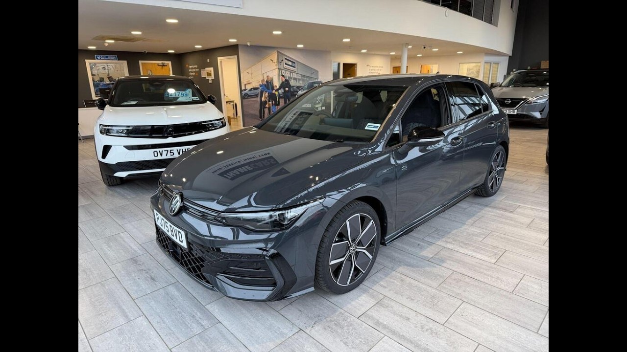 Volkswagen Golf 1.5 eTSI MHEV Black Edition DSG 2025 года выпуска (обзор) продается в Thame Cars.