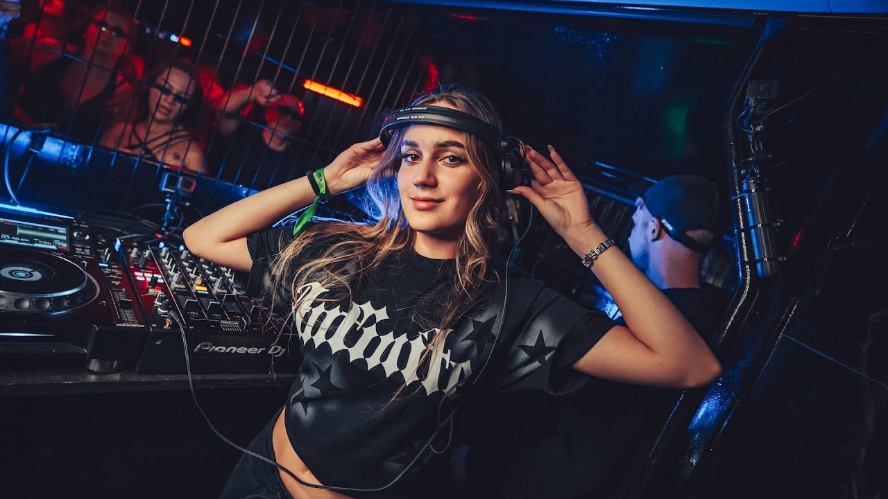 VICTORIA NOX • LIVE SET @ TECHNOBUS • LARUM ŁÓDŹ • 18.10.2025 [HARD TECHNO MIX]