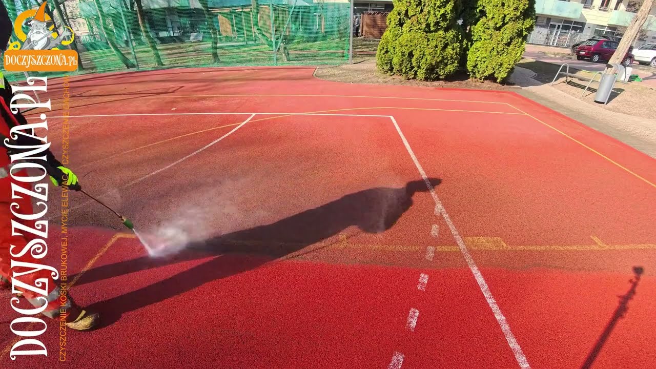 Profesjonalne czyszczenie boiska sportowego z tartanu – usuwanie mchu i zabrudzeń biologicznych