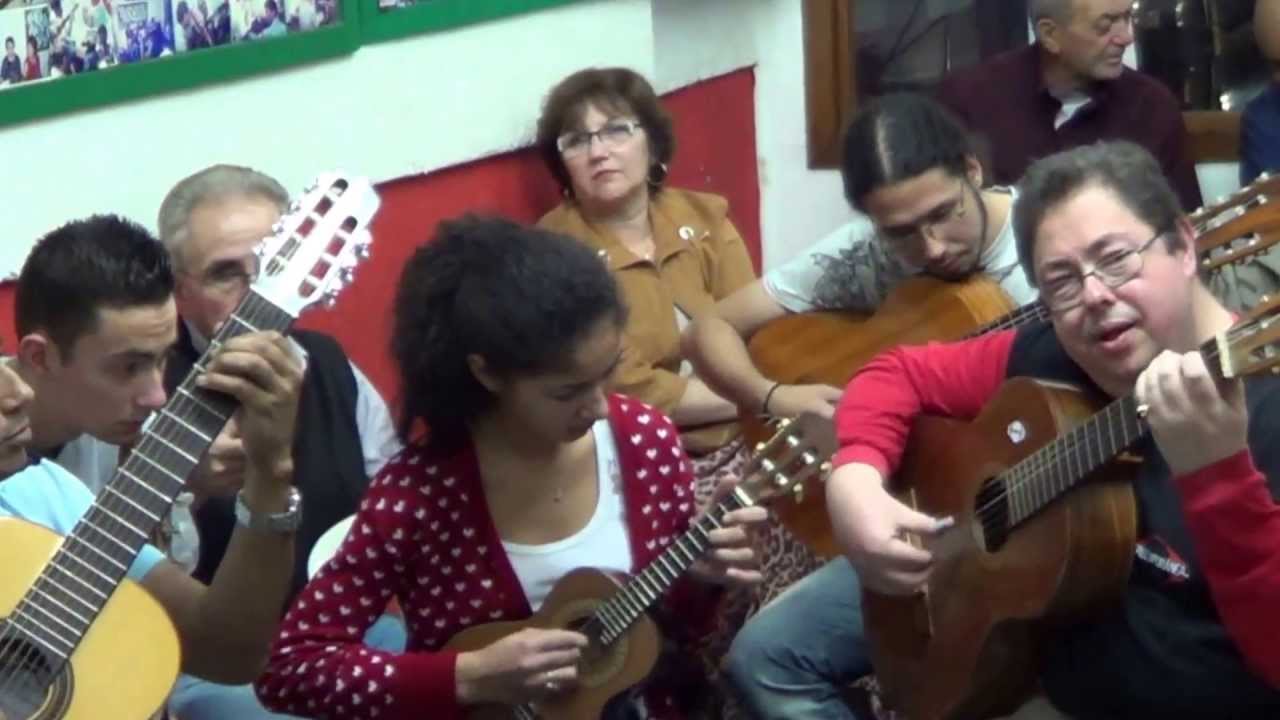Camila Silva toca seu cavaquinho