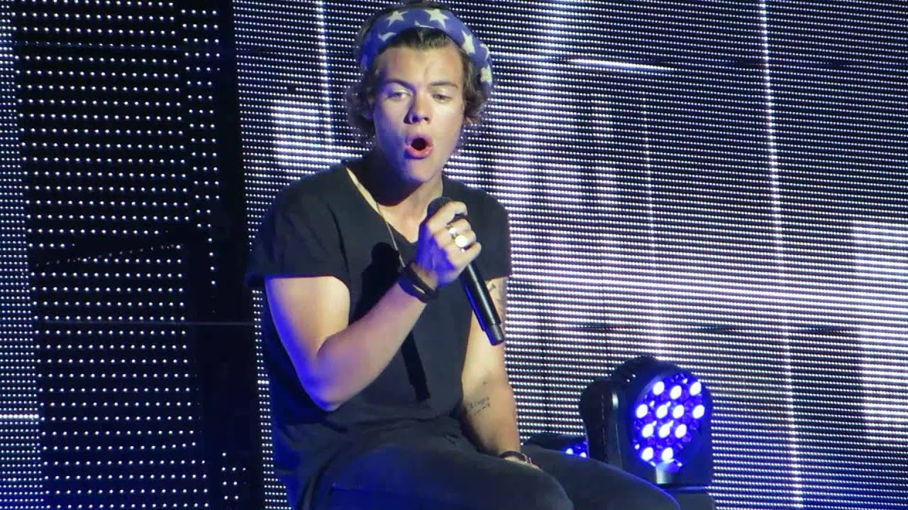 One Direction LA 8/9/13 Little Things Niall laughing at Louis